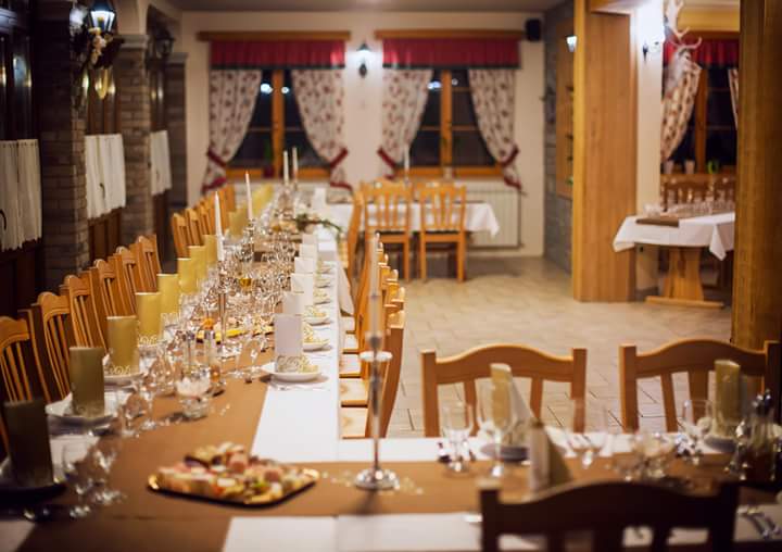 Saída para jantar da quinta à mesa