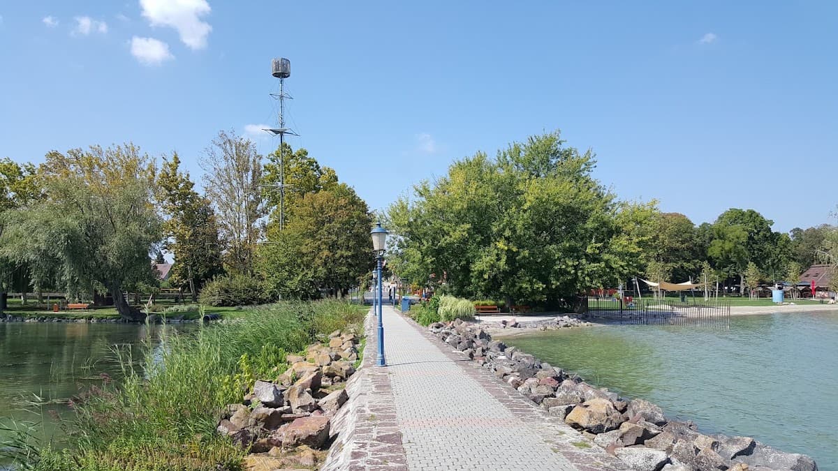 Après-midi à la plage du lac Balaton