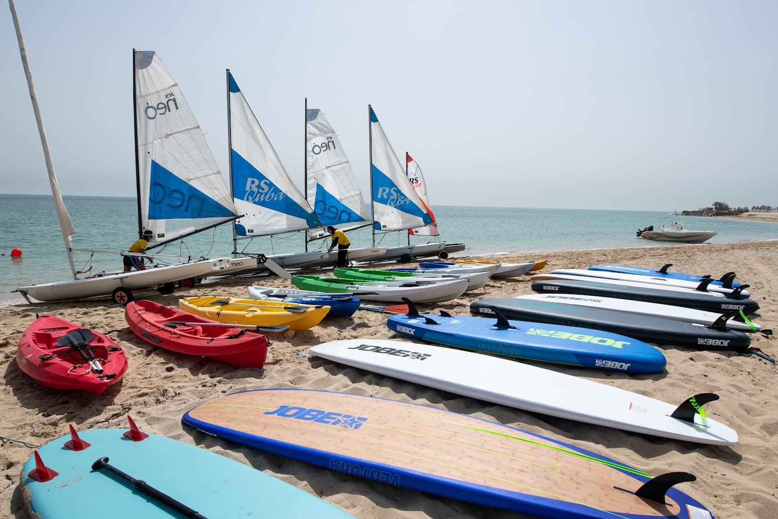 Campamento de Verano de Deportes Acuáticos de Kuwait Sailing School en Salmiya