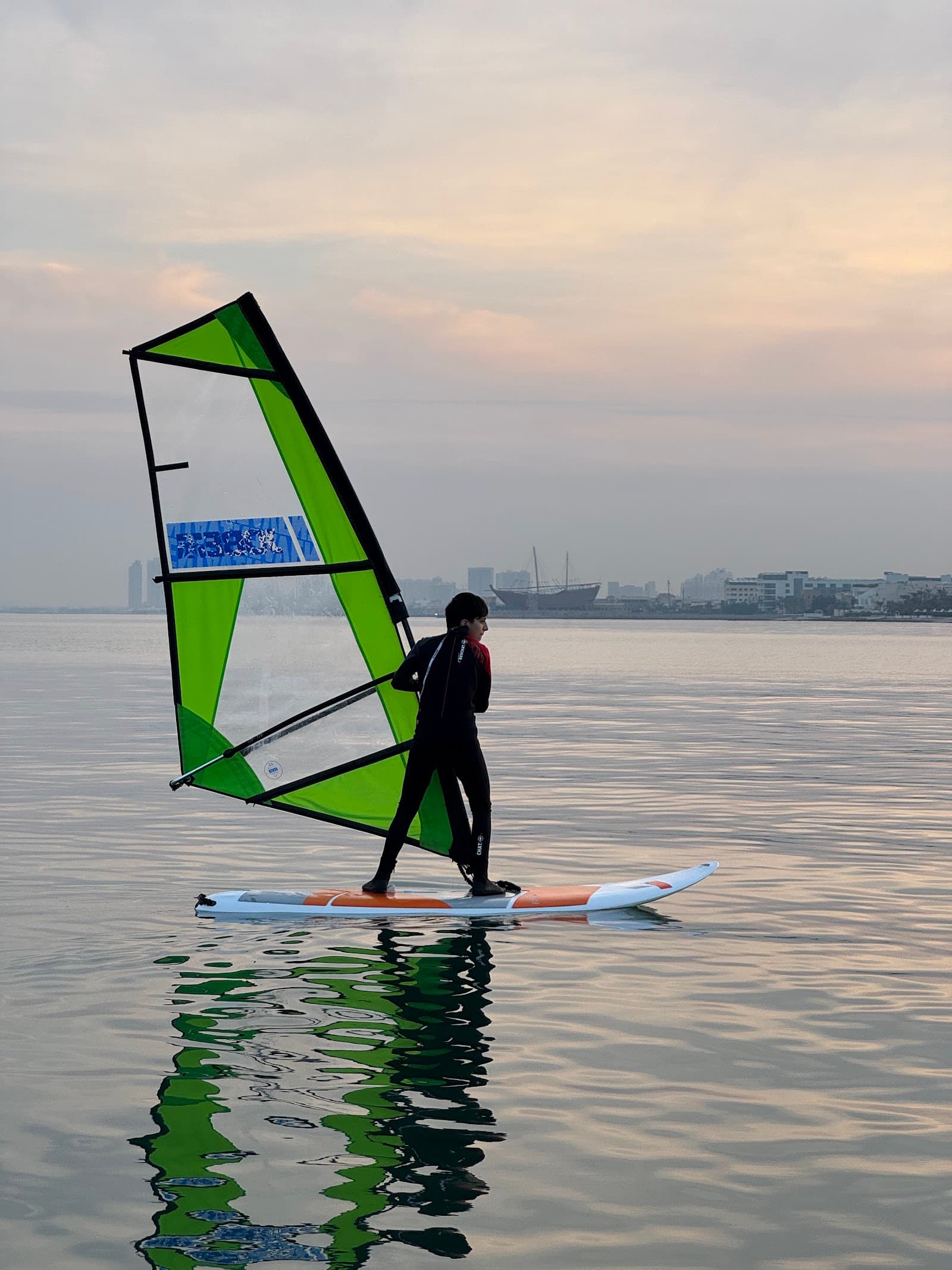 Campamento de Verano de Deportes Acuáticos de Kuwait Sailing School en Salmiya