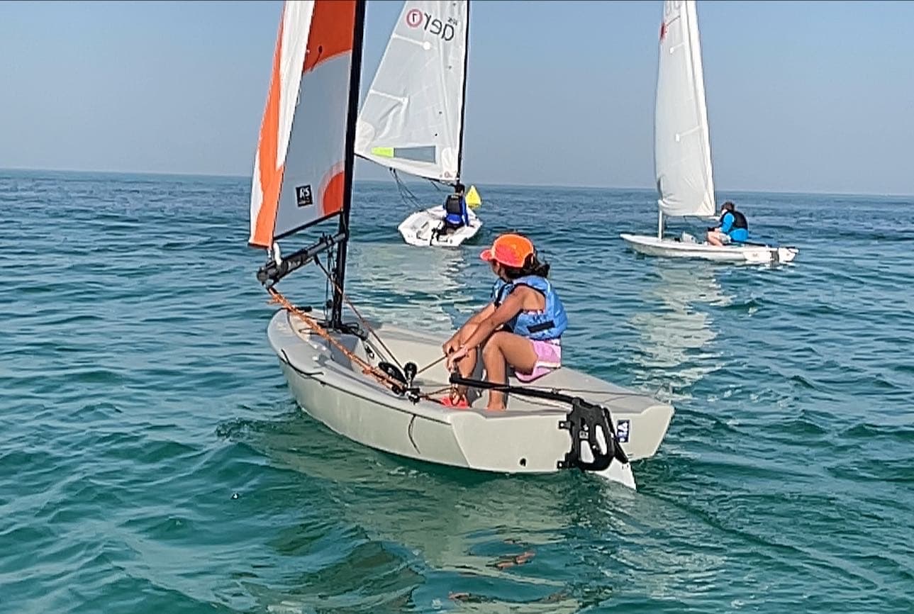 Campamento de Verano de Deportes Acuáticos de Kuwait Sailing School en Salmiya