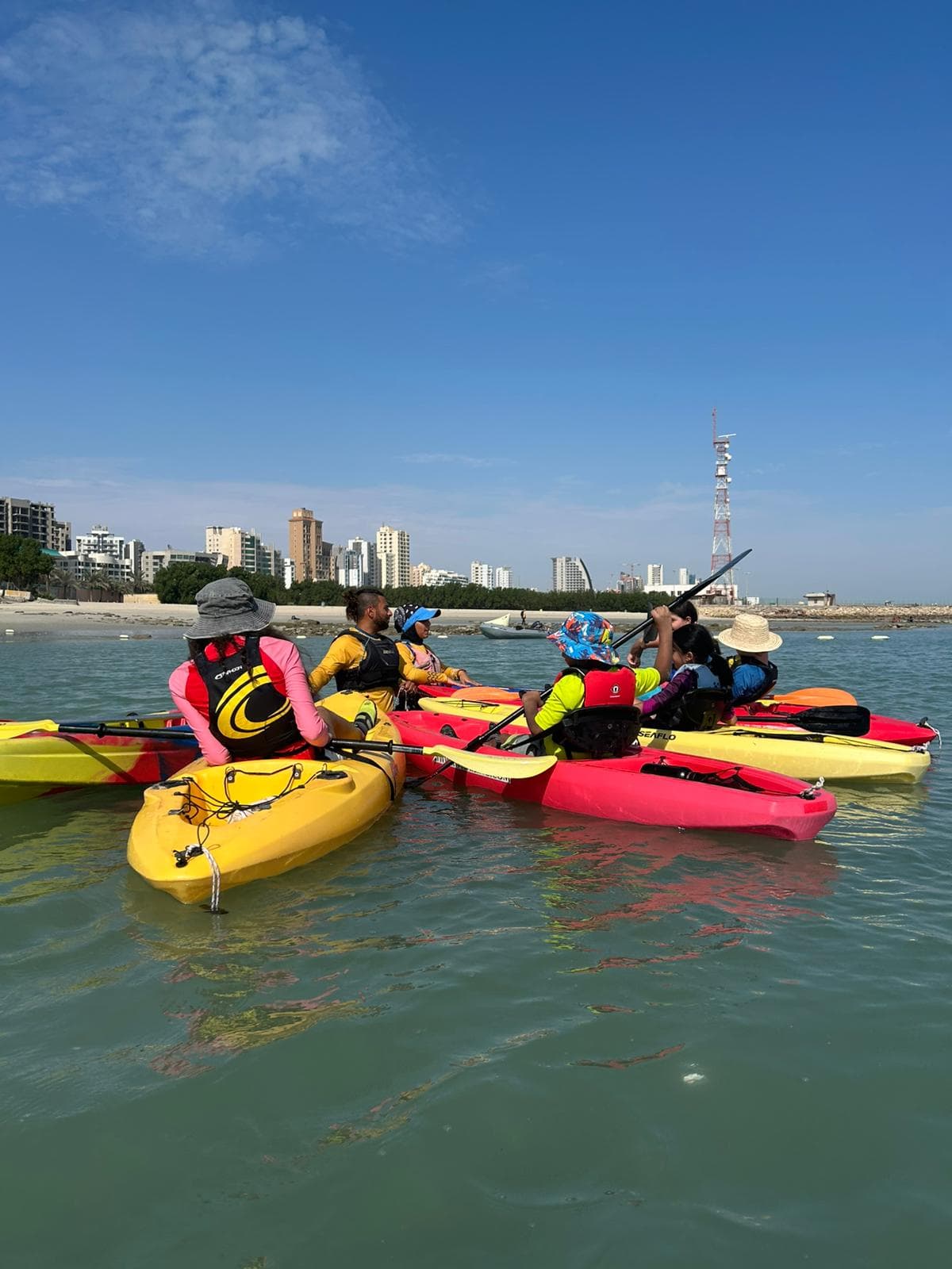 Campamento de Verano de Deportes Acuáticos de Kuwait Sailing School en Salmiya