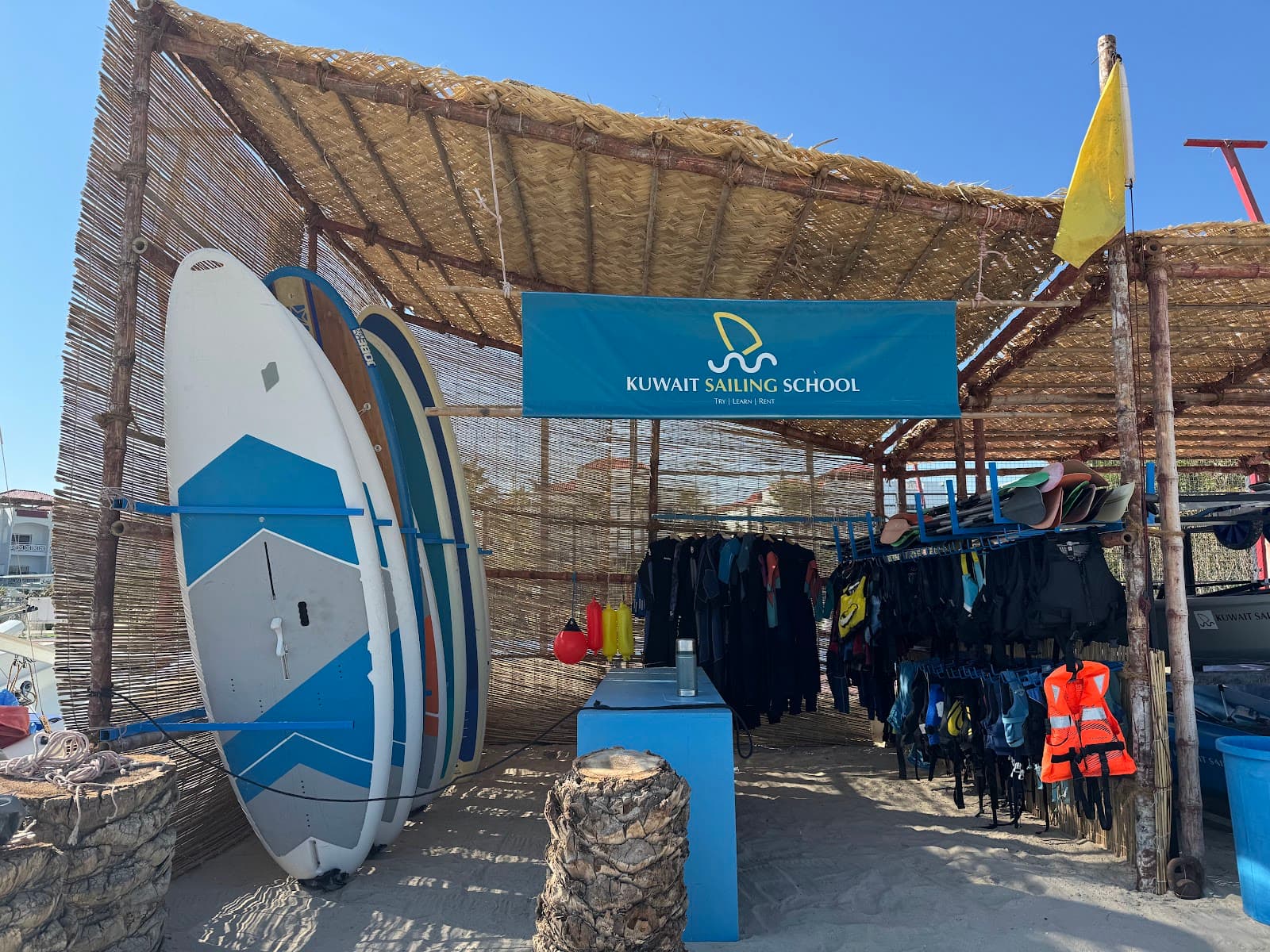 Campamento de Verano de Deportes Acuáticos de Kuwait Sailing School en Salmiya