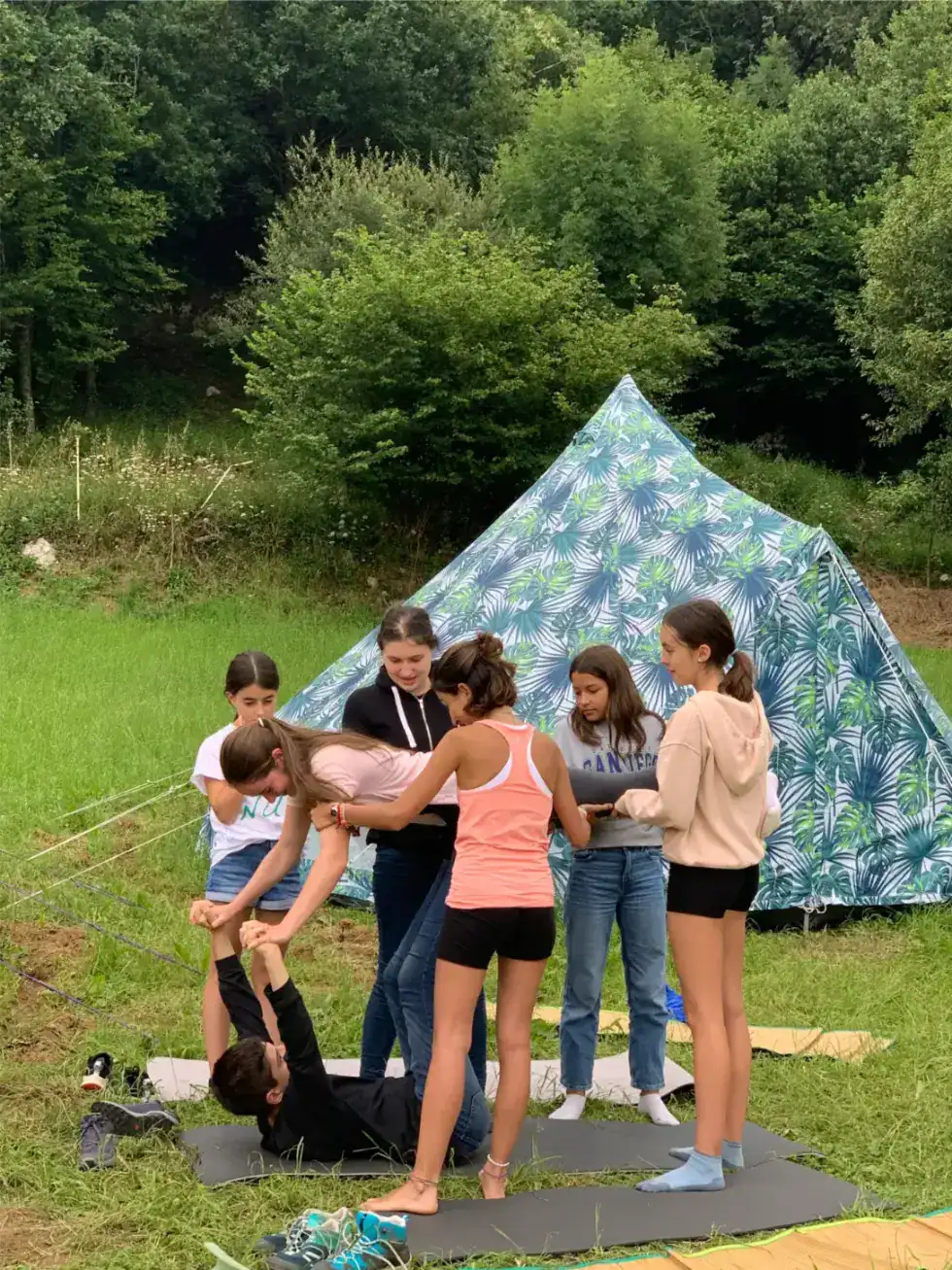 Summer Camps Inmersion En Ingles Y Naturaleza NewPa Campamento De Verano Acro Yoga Bruno T. E