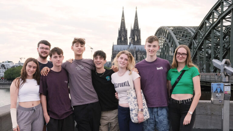 Cologne-Group_with_Cathedral-4156-16x9_2