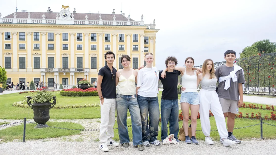 Vienna-Group_in_front_of_Schoenbrunn_Castle-8065-16x9_2